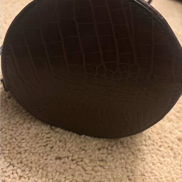 Elegant Brown Leather Bucket Bag - Picture 3 of 3